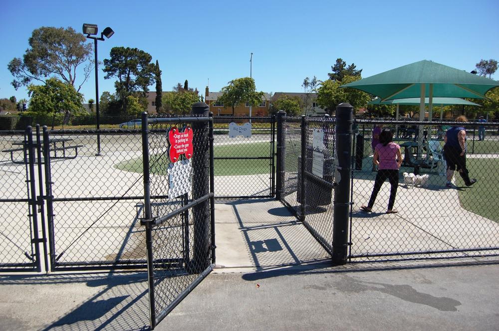 https://www.fostercity.org/sites/default/files/styles/gallery500/public/imageattachments/parksrec/page/6391/dog_park.jpg?itok=eGH_S3jF